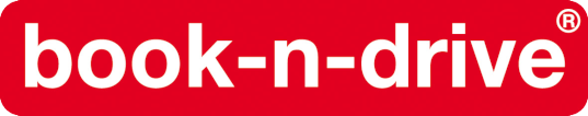 Das Bild zeigt ein rotes rechteckiges Logo mit dem Text „book-n-drive“ in weißen Kleinbuchstaben. In der oberen rechten Ecke des Logos erscheint ein kleines eingetragenes Markensymbol (®).